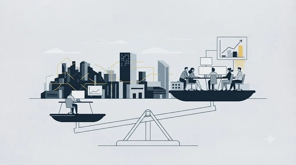 Ilustrație cu o balanță care compară un freelancer SEO și o echipă de agenție pentru o afacere din Cluj-Napoca