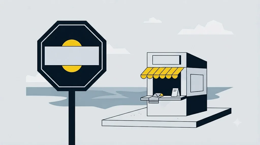 Ilustrație cu un semn de stop lângă un chioșc mic de pe plajă din Constanța