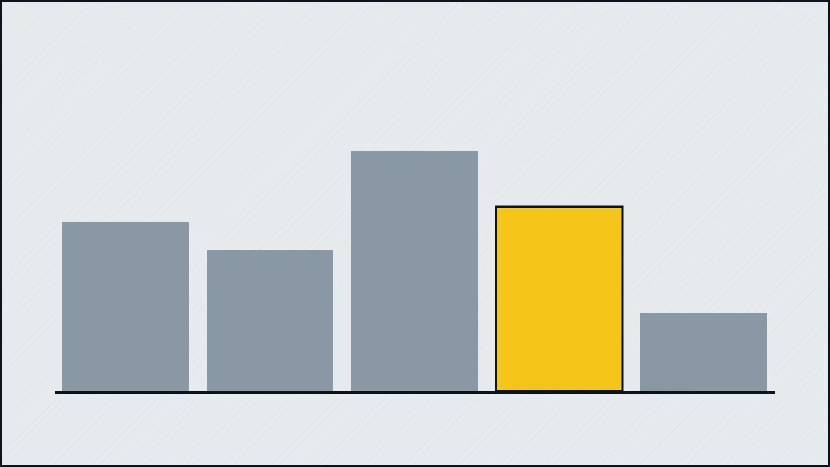 Ilustrație cu o balanță care compară un freelancer SEO și o echipă de agenție